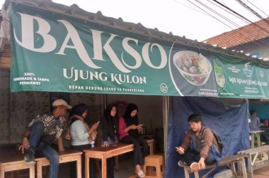 Usaha bakso dan mie ayam Ujung Kulon yang berlokasi di Jalan Bank Banten, Pandeglang, Rabu (22/11/2023).(Ari Supriadi/Tangsel Pos)