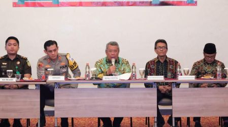 Wali Kota Tangsel Benyamin Davnie saat memimpin rapat Forkopimda terkait Nataru 2024, Kamis (14/12).(Dra)