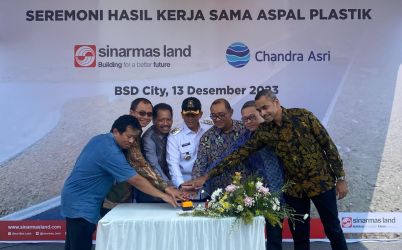 Pj Bupati Tangerang bersama jajaran direksi Chandra Asri Grup dan jajaran direksi Sinarmas Land beserta dari Kementerian PUPR saat menekan tombol dimulai nya kerjasama
