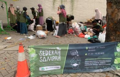 Komunitas di Kota Tangsel menggelar kegiatan sedekah sampah. nanitnya uang yang dihasilkan untuk didonasikan ke Palestina.(Dra)