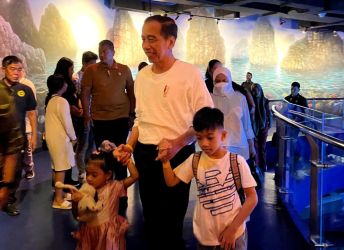 Presiden Joko Widodo atau Jokowi bersama keluarga mengunjungi Oceanarium BXSea yang berada di area Bintaro Jaya Xchange Mall, Kecamatan Pondok Aren.(Dra)