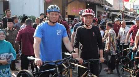 Presiden Jokowi dan Ketum Partai Demokrat AHY gowes bareng di Yogyakarta. Foto : Setpres