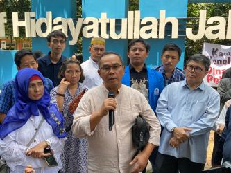 Alumni dan civitas akademika UIN Jakarta menggelar mimbar terbuka menyikapi Pemilu 2024 di taman landmark UIN Jakarta, Senin (5/2). (dra/mg1/mg2)