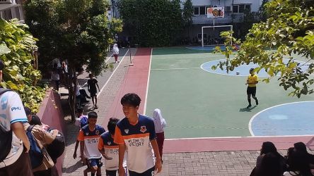 Siswa SMK Letris 1 Jombang memiliki lapangan futsal yang representatif. .(mg2)