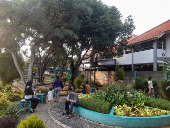 Taman Perumahan Bukit Cireundeu jadi tempat bermain anak-anak. .(mg1)