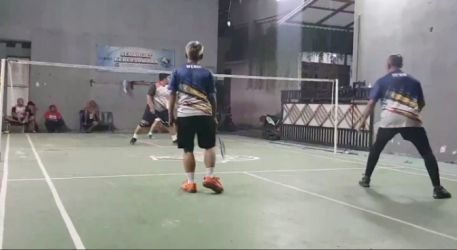Warga Kampung Utan rutin bermain badminton. .(mg2)