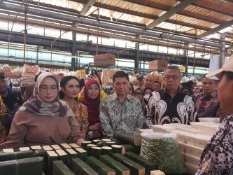 Benyamin Davnie, Wali Kota Tangerang Selatan, bersama Nihayatul  Wafiroh dan Krisdayanti, Wakil Ketua dan Anggota Komisi IX DPR RI, kunjungan kerja ke Pasar Modern BSD, Kamis (21/3/2024). (tangselpos.id/Mg.Nabil)