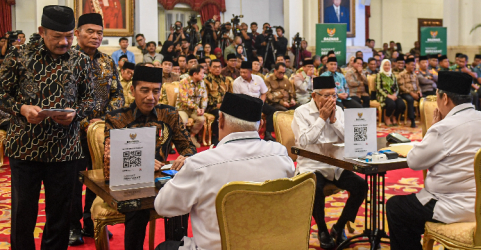 Presiden Jokowi bezerta Wapres Maruf Amin dan para Menteri melakukan pembayaran Zakat di Istana Merdeka. Foto : Setpres