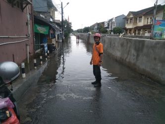 BPBD Kota Tangsel melakukan penanganan cepat terhadap titik rawan banjir di Kota Tangsel.(dra)