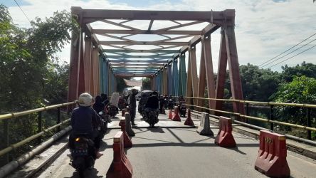 Jembatan.Cisadane Kalibaru, di Kecamatan Pakuhaji, Kabupaten Tangerang selalu dipadati kendaraan. Kini jalan di jembatan tersebut amblas.(ist).