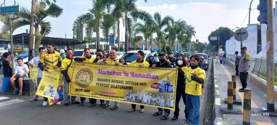 Driver Maxim Pandeglang membagikan paket takjil kepada warga dan pengguna kendaraan Alun-alun Pandeglang, Jumat (22/3/2024).(Istimewa)
