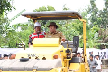 Penjabat Gubernur Banten Al Muktabar melaksanakan groundbreaking pembangunan ruas jalan Cikumpay-Ciparay, Lebak dan Sumur-Taman Jaya, Pandeglang, Selasa (5/3/2024). (Ist)