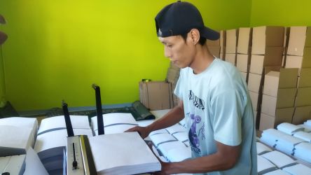Salah seorang petugas sedang memproduksi Al-Quran braille di Yayasan Raudlatul Makfufin, Kelurahan Buaran, Kecamatan Serpong.(dra)