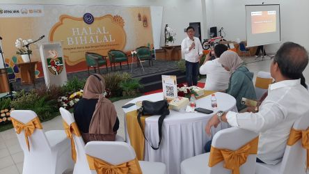 Rektor UAJ Prof. Dr. dr. Yuda Turana, Sp.S(K) saat memberikan sambutan dalam acara Halal bi Halal dengan Wartawan. Foto : Ist