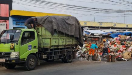 Pemerintah Kota (Pemkot) Tangerang Selatan (Tangsel), melalui Dinas Lingkungan Hidup (DLH) Kota Tangsel, mulai mengatasi jumlah produksi sampah yang meningkat selama masa libur Lebaran 2024. (Dok. Humas Pemkot Tangsel)