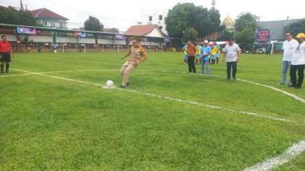 Wakil Wali Kota Tangsel, Pilar Saga Ichsan melakukan kick off tanda dimulainya Pakujaya Cup ke IX 2024.((ist).