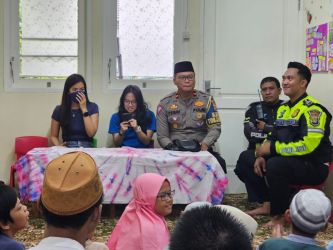 Satlantas Polres Tangerang Selatan menggelar acara santunan dan buka puasa bersama di Sekolah Khusus Permata yang terletak di Jalan Pondok Pakulonan, Paku Alam, Serpong Utara.(dra)