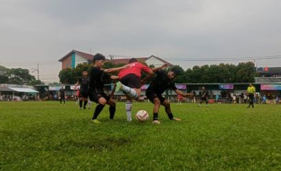 Dua pemain Tujuh FC (kostum hitam) merebut bola dari kaki pemain Baharkam.(ist).
