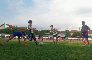Pemain Putra FC (hijau putih) berebut bola dengan pemain Diklat Pakujaya.(ist).