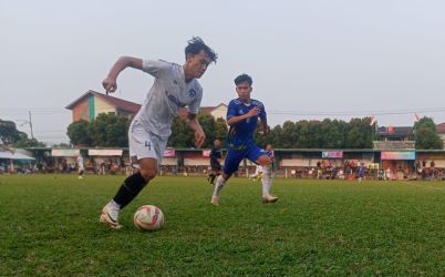Gelandang Unico FC, Putra (putih) mencetak gol spektakuler.(ist)