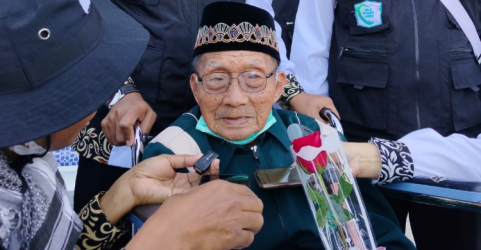 Kakek Harjo Mislan umur 110 tahun telah tiba di Madinah. Foto : Ujang Sunda