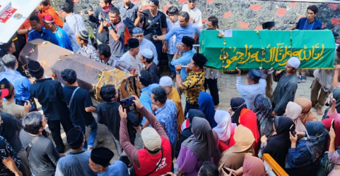 Pemakaman jenasah korban kecelakaan Bus Siswa SMK Depok. Foto : Ist