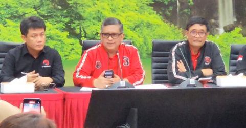 Sekjen PDIP Hasto Kristiyanto (tengah) saat konferenai pers di Ancol. Foto : Ist