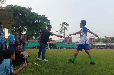 Penyerang Ponser, Sumarna yang mencetak hattrick mendapat saweran ketika mencetak gol dari tokoh masyarakat Pondok Serut yakni, RW Muhtar.(ist).