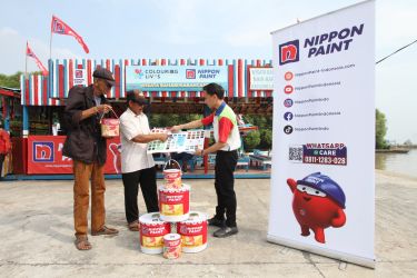 Nippon Paint Indonesia donasikan 262,4 liter cat dan aksesoris pengecatan untuk 15 kapal di Pelabuhan Karangantu, Serang, Banten. (Ist)
