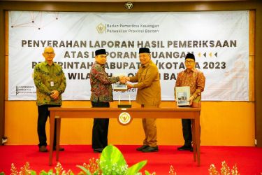 Penyerahan Laporan Hasil Pemeriksaan (LHP) di Kantor BPK RI Perwakilan Provinsi Banten pada Selasa (7/5/2024). (Dok.Humas Pemkot Tangsel)