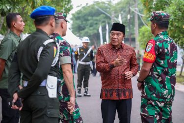 Pj Gubernur Banten Al Muktabar bersama aparat TNI saat menyambut kedatangan Wapres Ma'ruf Amin. Foto : Ist