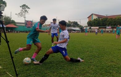 Pemain Putra Selatan, Jahran (kanan) berebut bola dengan pemain BNN.(ist).