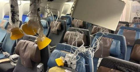 Suasana dalam pesawat Singapore Airlines yang mengalami turbulensi. Foto : Ist