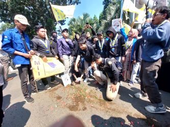 Pegerakan Mahasiswa Islam Indonesia (PMII) Universitas Pamulang (Unpam) menggelar aksi di Pusat Pemerintahan Kota Tangerang Selatan (Puspemkot Tangsel), Kamis (6/6/2024).  (tangselpos.id/rmn)