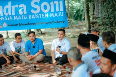 Ketua DPRD Provinsi Banten Andra Soni berdiskusi terkait pembangunan dengan warga Desa Cibuah, Kecamatan Warung Gunung, Kabupaten Lebak, pada Jumat, (14/6/2024). (Ist)