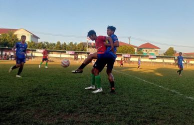 Bek Ayam Sakit FC, M Sukron (belakang) mengawal ketat pemain Ponser FC, Yuda.(ist).