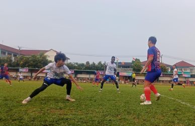 Gelandang Diklat Pakujaya, Ipul Jambul mencoba melewati dua pemain Putra Selatan.(ist).