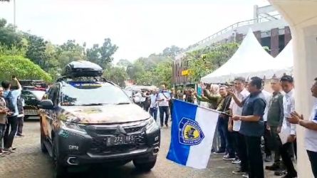 Ketua Umum Ikatan Motor Indonesia (IMl) Bambang Soesatyo (Bamsoet) melepas peserta touring internasional empat komunitas otomotif di kantor IMI Pusat, GBK Senayan, Jakarta, Senin (3/6/2024). (Ist)