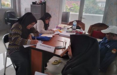 Masyarakat saat sedang mendaftar sebagai petugas pantarlih di salah satu Panitia Pemungutan Suara (PPS) di Kota Tangsel.(dra)