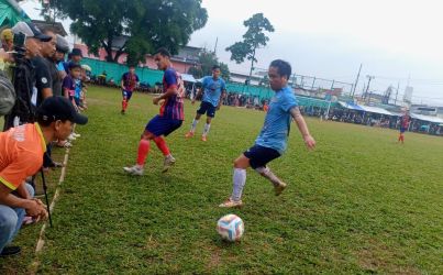 Pemain HBB Boy, I Gede Sukadana (depan) berebut meraih bola dengan pemain Diklat Pakujaya, Ardi.(ist).