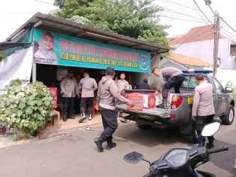 Polres Tangsel bagikan paket sembako ke masyarakat di Ciputat Timur, dalam rangka peringati Hari Bhayangkara.(dra)