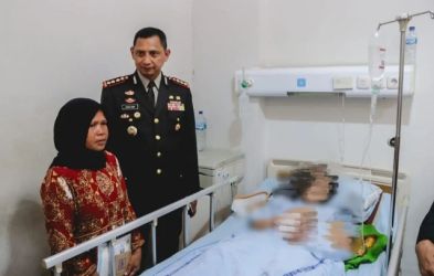 Kapolresta Metro Tangerang Kota Kombes Zain Dwi Nugroho saat menjenguk korban di rumah sakit. Foto : Ist