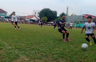 Gelandang Persib Bandung yang membela Indata FC, Robi Darwis berusaha merebut bola dari kaki pemain GS Ngablu, Deni Bagol.(ist).