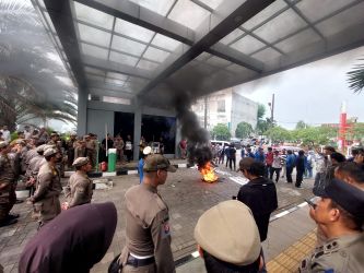 Massa Aksi Bakar Ban di Depan Pemkot Tangsel. (tangselpos.id/rmn)