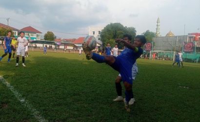 Kapten Sulcata FC, Alam Diki mengontrol bola dikawal ketat pemain Unico FC.(ist).