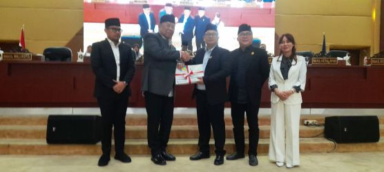 Walikota Tangsel Benyamin Davnie menyerahkan Raperda Pertanggungjawaban Pelaksanaan APBD 2023 kepada DPRD Kota Tangsel.(dra)