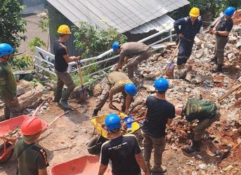 Petugas gabungan sedang mengevakuasi tebing di perumahan Puri Serpong, Kecamatan Setu, Kota Tangsel, Selasa (9/7).(dra)