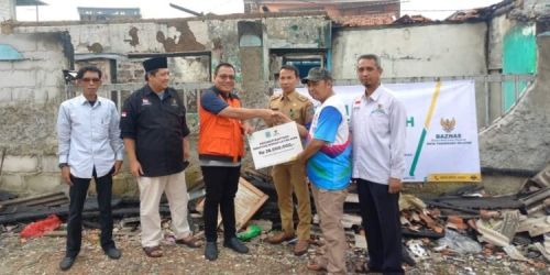Baznas Tangsel memberikan bantuan rehab Rumah Layak Huni kepada Nasrullah, warga Kelurahan Jurangmangu Barat.(dra)