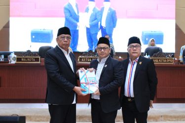 Walikota Tangsel Benyamin Davnie menyerahkan Raperda RPJPD Kota Tangsel 2025-2045, Kamis (18/7).(dra)