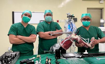 Dokter Eka Hospital saat mempraktekan operasi penggantian lutut dengan menggunakan robotik velys. Foto : Ist